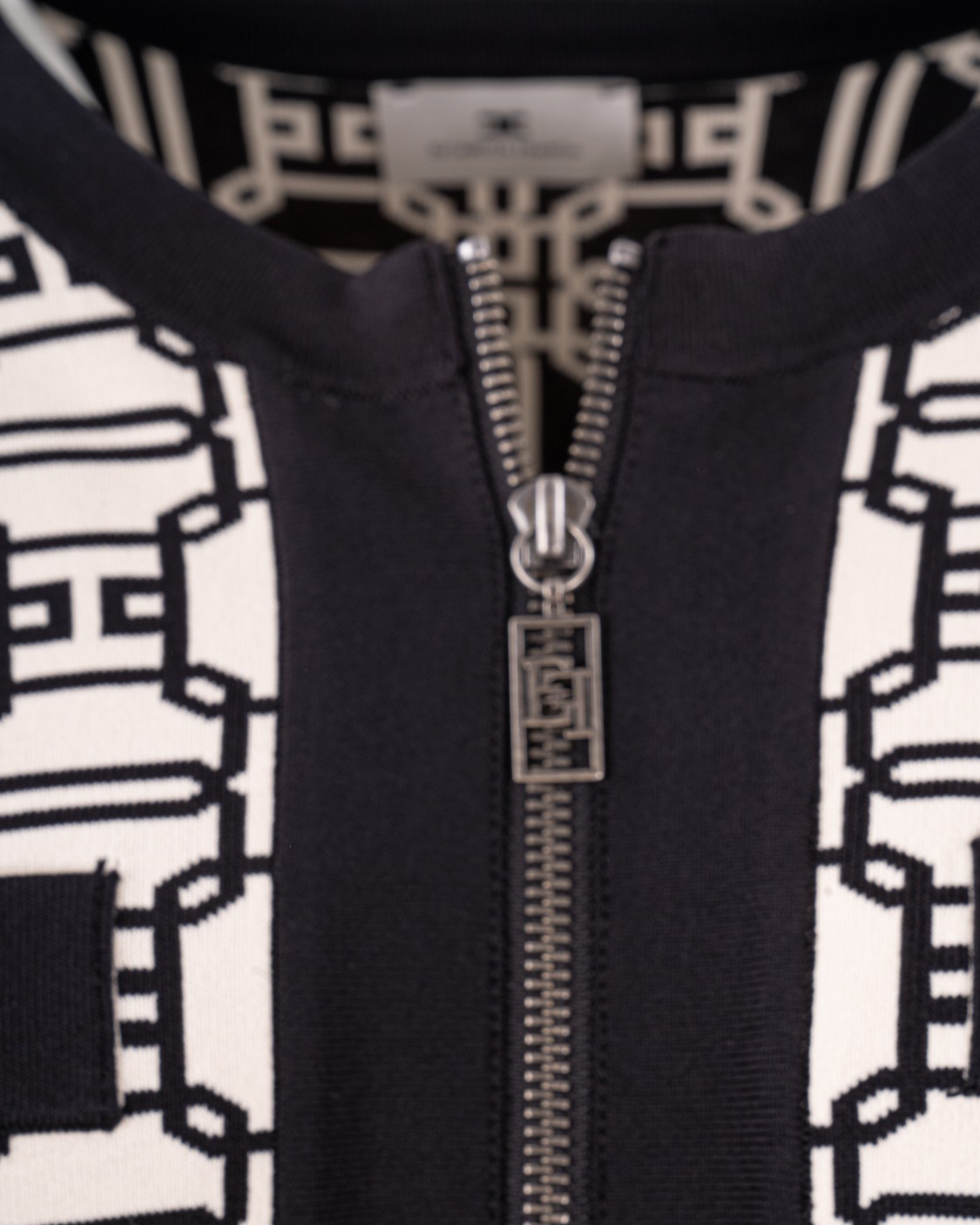 shop ELISABETTA FRANCHI Saldi Maglia: Elisabetta Franchi cardigan cropped logo jacquard.
Stampa logo jacquard.
Maniche lunghe.
Scollo a giro.
Chiusura frontale con zip in metallo dorato con tiretto logo nel centro davanti e finiture in contrasto colore.
Vestibilità slim.
Composizione: 65% Viscosa 35% Poliammide.
Made in Italy.. MK32B47E2-E84 number 8224676